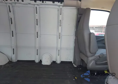 2018 Chevrolet Express 2500 Work Van z USA, uszkodzony, nr VIN 1GCWGAFP0J1270311